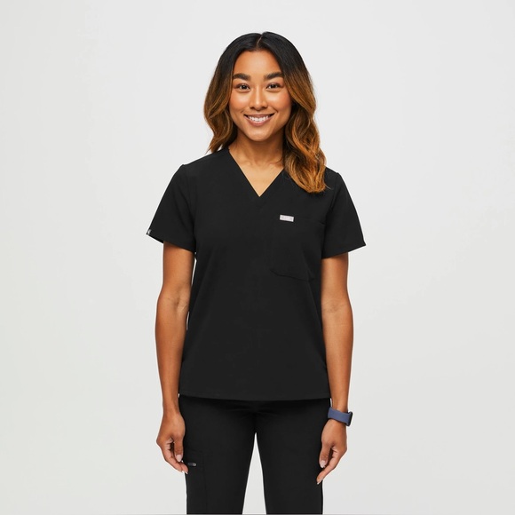 Figs Tops - Figs Catarina One-Pocket Scrub Top in Black. Size XXS